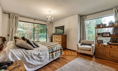 Amplia casa chilena en barrio residencial La Dehesa