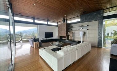VENTA lujosa CASA en LLANOGRANDE (Tablazo) con PISCINA y caballerizas.