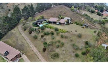 VENTA lujosa CASA en LLANOGRANDE (Tablazo) con PISCINA y caballerizas.