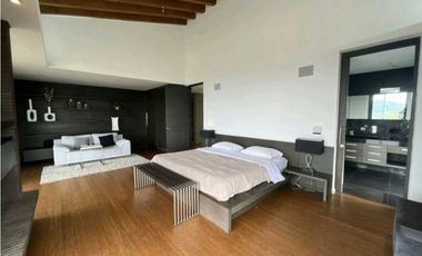 VENTA lujosa CASA en LLANOGRANDE (Tablazo) con PISCINA y caballerizas.