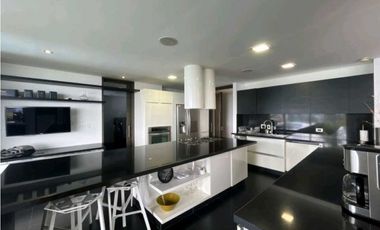 VENTA lujosa CASA en LLANOGRANDE (Tablazo) con PISCINA y caballerizas.