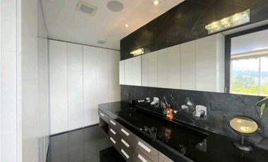 VENTA lujosa CASA en LLANOGRANDE (Tablazo) con PISCINA y caballerizas.