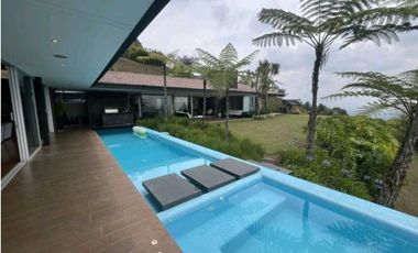 VENTA lujosa CASA en LLANOGRANDE (Tablazo) con PISCINA y caballerizas.
