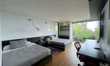 VENTA lujosa CASA en LLANOGRANDE (Tablazo) con PISCINA y caballerizas.
