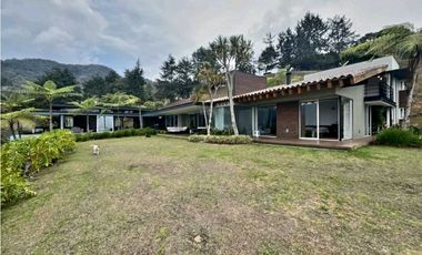 VENTA lujosa CASA en LLANOGRANDE (Tablazo) con PISCINA y caballerizas.