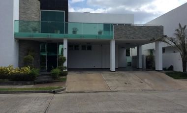 ALQUILO CASA CON PISCINA EN COSTA SUR LB