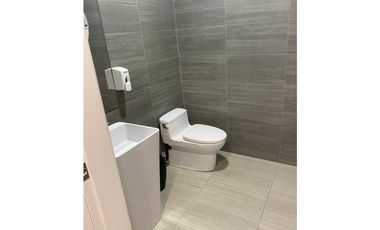 Alquiler de moderna oficina en Costa del Este - $1,950