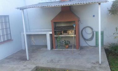 CASA 3 amb. c/ cochera cub., patio y terraza - APTO CREDITO