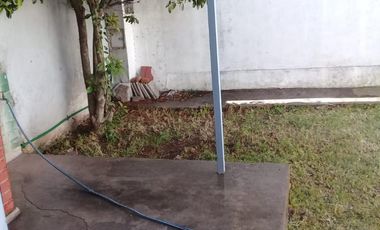 CASA 3 amb. c/ cochera cub., patio y terraza - APTO CREDITO