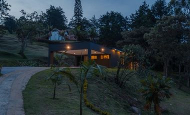 VENTA DE CASA CAMPESTRE MODERNA CERCA AL TÚNEL DE ORIENTE EN RIONEGRO
