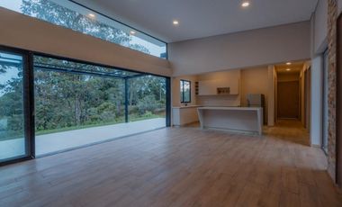 VENTA DE CASA CAMPESTRE MODERNA CERCA AL TÚNEL DE ORIENTE EN RIONEGRO