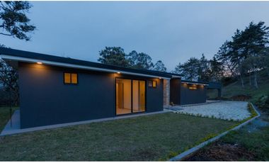VENTA DE CASA CAMPESTRE MODERNA CERCA AL TÚNEL DE ORIENTE EN RIONEGRO
