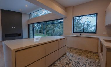 VENTA DE CASA CAMPESTRE MODERNA CERCA AL TÚNEL DE ORIENTE EN RIONEGRO