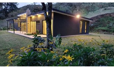 VENTA DE CASA CAMPESTRE MODERNA CERCA AL TÚNEL DE ORIENTE EN RIONEGRO