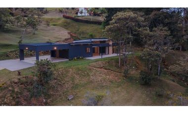 VENTA DE CASA CAMPESTRE MODERNA CERCA AL TÚNEL DE ORIENTE EN RIONEGRO