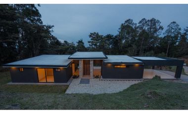 VENTA DE CASA CAMPESTRE MODERNA CERCA AL TÚNEL DE ORIENTE EN RIONEGRO