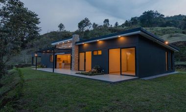 VENTA DE CASA CAMPESTRE MODERNA CERCA AL TÚNEL DE ORIENTE EN RIONEGRO
