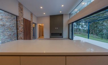 VENTA DE CASA CAMPESTRE MODERNA CERCA AL TÚNEL DE ORIENTE EN RIONEGRO