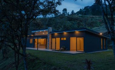 VENTA DE CASA CAMPESTRE MODERNA CERCA AL TÚNEL DE ORIENTE EN RIONEGRO