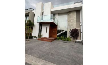Venta de Residencia de lujo con alberca en Fracc. Jade, Zona Plateada