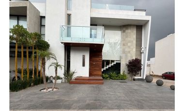 Venta de Residencia de lujo con alberca en Fracc. Jade, Zona Plateada