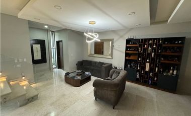 Venta de Residencia de lujo con alberca en Fracc. Jade, Zona Plateada