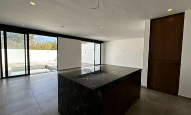 CASA EN VENTA EN PRIVADA TAMORA, CONKAL.