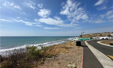 TERRENO EN PRIMERA LNEA AL MAR DE 1.000 M2, EN URB MARINA BLUE, MANTA