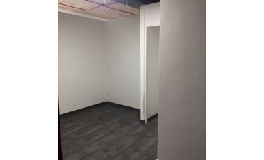 Se alquila excelente oficina con hermosa vista en Av. Balboa. (AA)