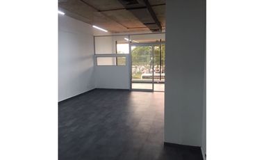 Se alquila excelente oficina con hermosa vista en Av. Balboa. (AA)