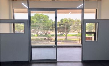 Se alquila excelente oficina con hermosa vista en Av. Balboa. (AA)