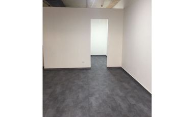 Se alquila excelente oficina con hermosa vista en Av. Balboa. (AA)