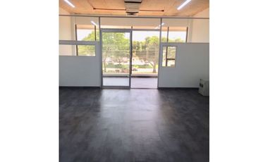 Se alquila excelente oficina con hermosa vista en Av. Balboa. (AA)