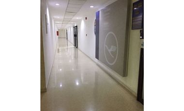 Se alquila excelente oficina con hermosa vista en Av. Balboa. (AA)