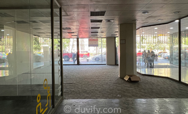 Local Comercial en Arriendo en Calle Agustinas entre Teatinos y Morandé (Plaza de La Constitución)