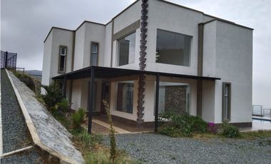VENTA DE HERMOSA CASA CAMPESTRE EN DAPA ID 711