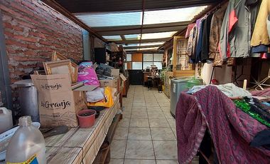 AMPLIA CASA ESQUINA, IDEAL PARA COMERCIO. METRO PEDREROS