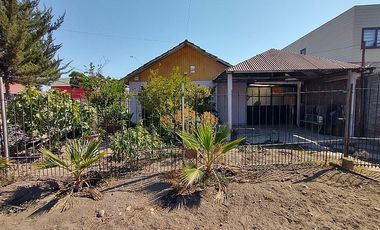 AMPLIA CASA ESQUINA, IDEAL PARA COMERCIO. METRO PEDREROS