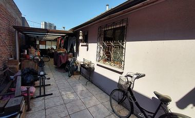 AMPLIA CASA ESQUINA, IDEAL PARA COMERCIO. METRO PEDREROS