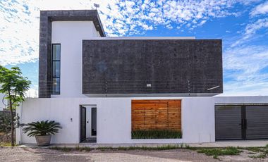 CASA EN TEQUESQUITENGO, MORELOS
