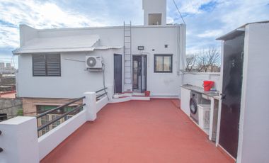 Venta PH 4 ambientes, con terraza, en La Boca.