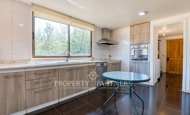 Parcela rebajada con casa en condominio consolidado