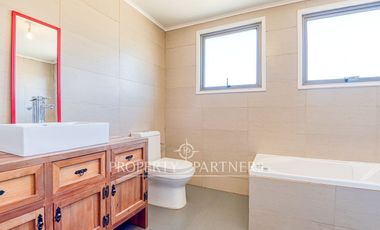 Parcela rebajada con casa en condominio consolidado