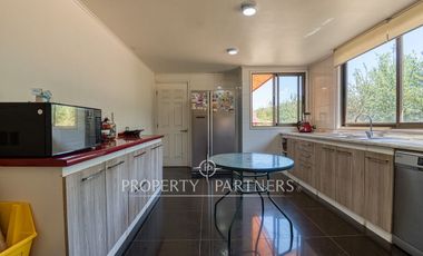 Parcela rebajada con casa en condominio consolidado