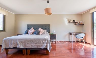 Parcela rebajada con casa en condominio consolidado