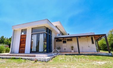 Hermosa propiedad contemporánea en parcela