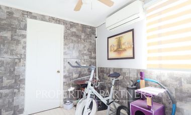 Linda casa en seguro condominio