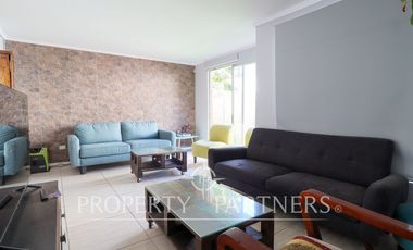 Linda casa en seguro condominio