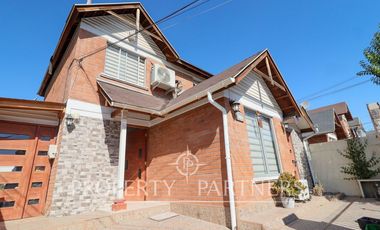 Linda casa en seguro condominio