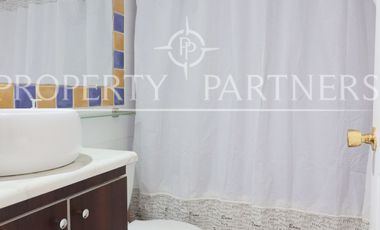 Linda casa en seguro condominio